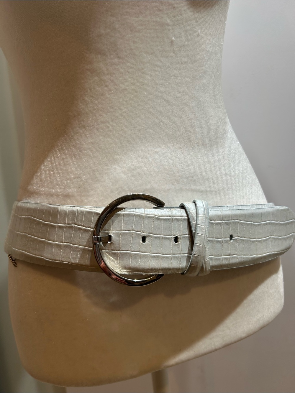 Carlisle Light Pearlized Croc-Embossed Leather Belt w/ Silver Buckle Sz L NWOT